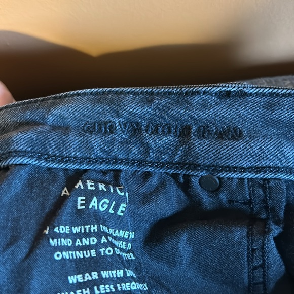 Women’s AE Curvy Mom Jean Size 16 short - Picture 3 of 4